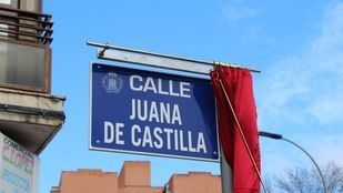 El Ayuntamiento de Alcalá ha presentado la placa con la nueva demominación de la calle que lleva el nombre de la histórica reina
