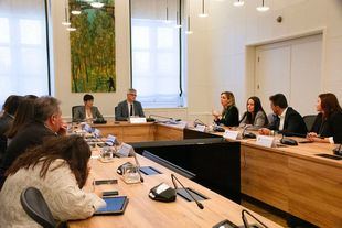 La ministra de Vivienda, Isabel Rodríguez, traslada su apoyo a los diez alcaldes socialistas que impulsan la iniciativa para topar alquileres