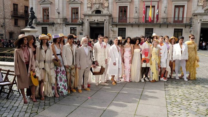 Desfile de apertura de la Semana de la Moda en la plaza de la Villa
