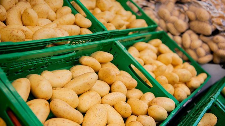 Cestas de patatas en un supermercado, en una imagen de archivo