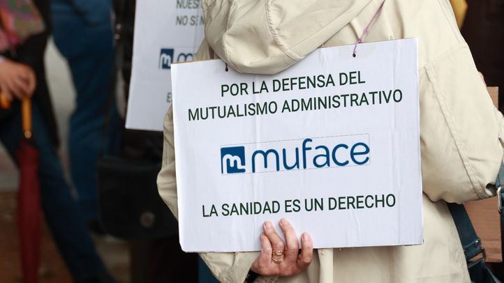 Varios funcionarios se concentran ante la sede provincial de Muface en Sevilla