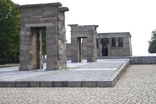 Bloques del Templo de Debod en el Parque del Oeste junto al Paseo del Pintor Rosales.