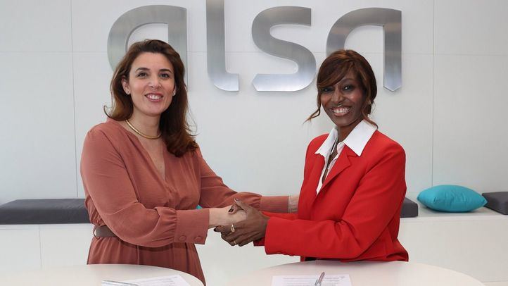 Ruth Hernández, directora de Personas y Cultura de Alsa, y Bisila Bokoko, patrona de la Fundación Diversidad, firmando la adhesión