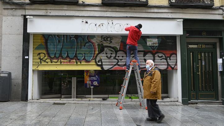 Hombre cambiando el cartel de un negocio