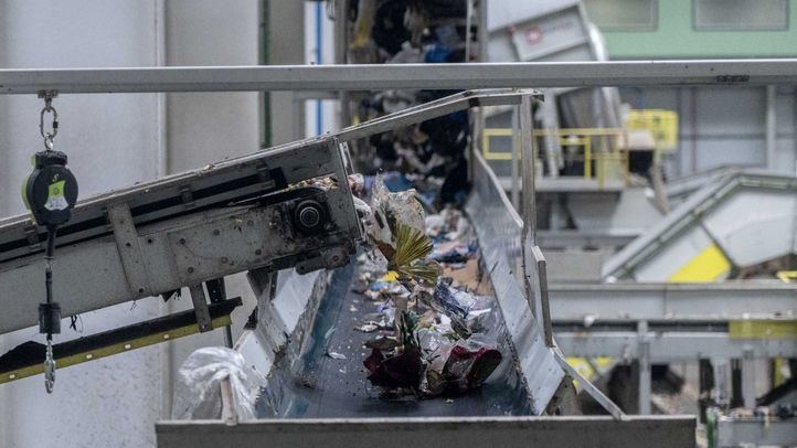 Cinta transportadora con desperdicios en la plataforma de separación de la planta de tratamiento de basura 'La Campiña', en Loeches