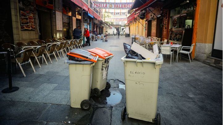 Cubos de basura en el centro de Madrid