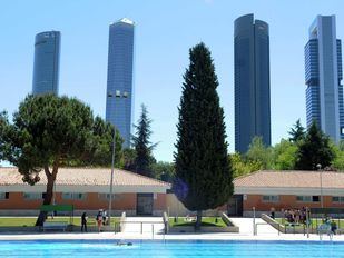 Piscina de chapoteo y pista de tenis: segunda fase de la reforma del polideportivo Vicente del Bosque