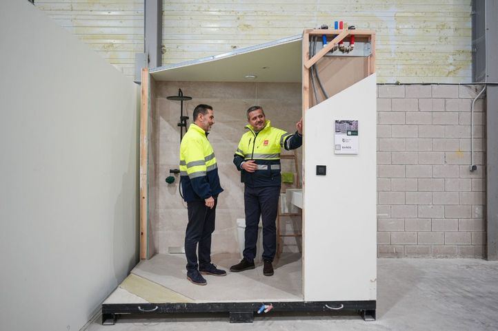 El consejero de Vivienda visita una fábrica de construcción industrializada