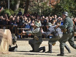 Tropas aliadas y fuerzas alemanas se enfrentan en una recreación histórica en Alcalá de Henares