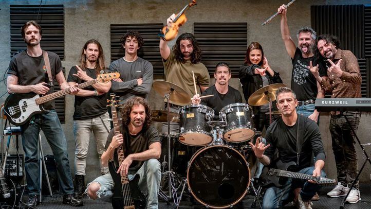 Elenco de 'Mägo de Oz. La Película'. De izda. a dcha. Jon Arias, Adrià Mondaray, Jorge López, Guillermo Furiase, Adrián Lastra, Michelle Renaud, Marc Parejo, Luis Bondía. Agachados: José Sospedra y Carlos Librado 'Nene'.