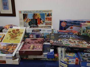 Reciclaje y solidaridad en el mercadillo del Centro de Mayores Luca de Tena