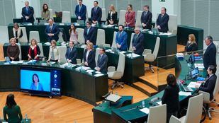 Imagen del minuto de silencio celebrado hoy en el Pleno por el quinto aniversario de la pandemia.