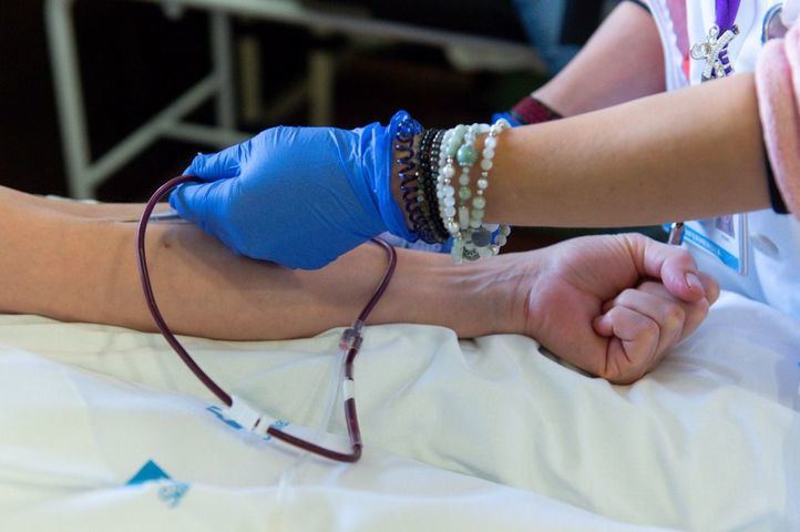 El brazo de un donante de sangre durante la celebración de los actos por el maratón de donación de sangre en el vestíbulo del hospital Ramón y Cajal, a 20 de noviembre de 2024