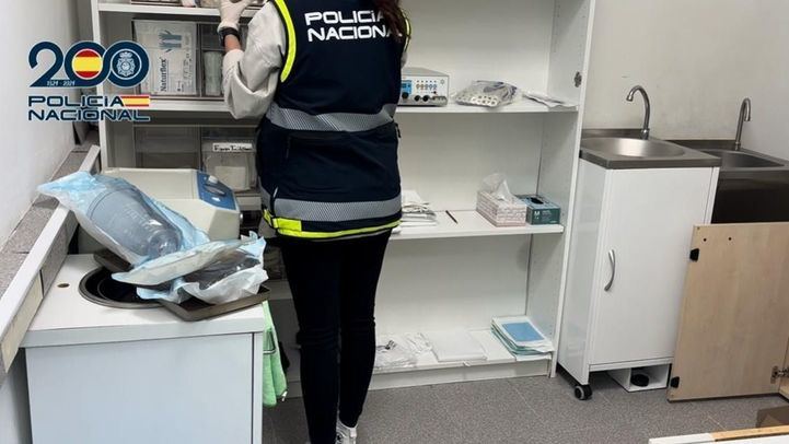 La Policía clausura un quirófano clandestino en una vivienda de Madrid que hacía aumentos de pecho y liposucciones