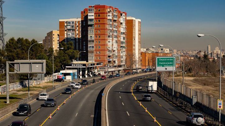 Varios vehículos en la A-5