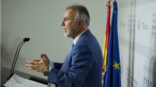Torres responde a Ayuso: el Parlamento canario ya luce una placa en homenaje a las víctimas del franquismo
