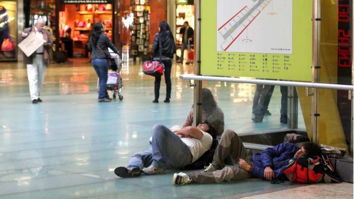 Gente esperando en el aeropuerto de Barajas