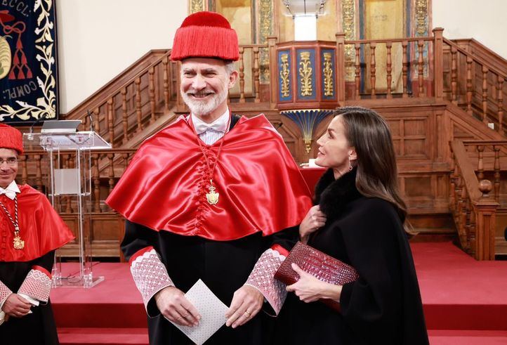 Los reyes tras el acto de investidura de Felipe VI como doctor honoris causa por la UAH