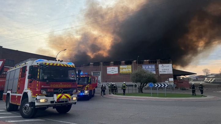 Dotaciones de bomberos trabajan en la extinción de un incendio en una nave del polígono industrial de Cobo Calleja, en Fuenlabrada.