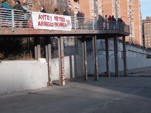 Metro promete evaluar el estado de la pasarela de Miguel Hernández