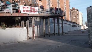 Cadena humana en la pasarela que une Metro Miguel Hernández con la calle León Felipe en Vallecas