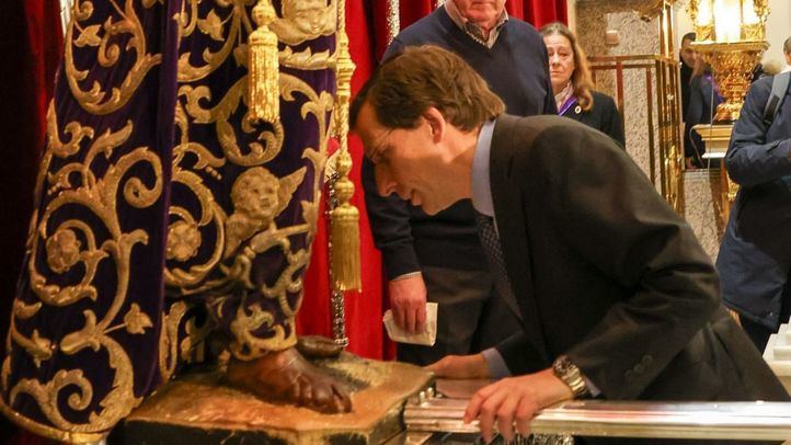 El alcalde de Madrid, José Luis Martínez-Almeida acude al besapiés del Cristo de Medinaceli como cada primer viernes de marzo
