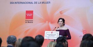 Ayuso celebra un 8M contra el "borrado del sexo femenino" y la injerencia administrativa