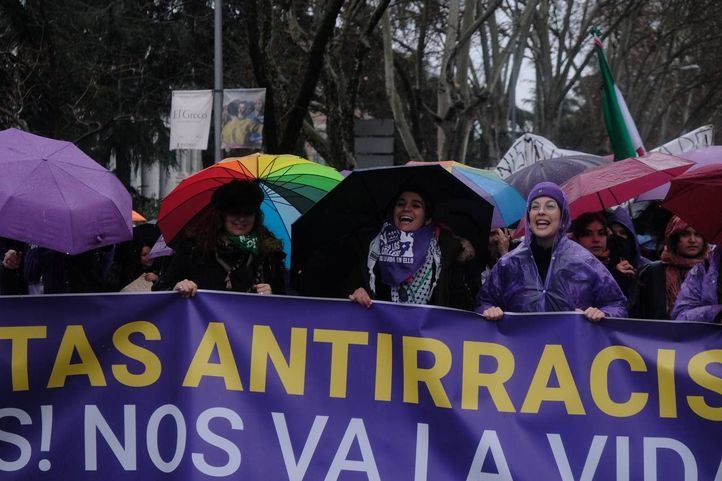 La primera marcha por el Día de la Mujer avanza bajo la lluvia al grito de 'feministas antirracistas'