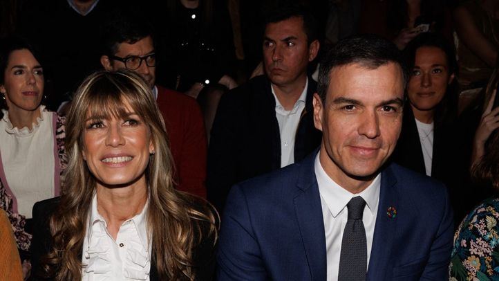El presidente de Gobierno, Pedro Sánchez, asiste con su esposa, Begoña Gómez Fernández, al desfile de la diseñadora Teresa Helbig, en IFEMA Madrid, a 17 de febrero de 2023