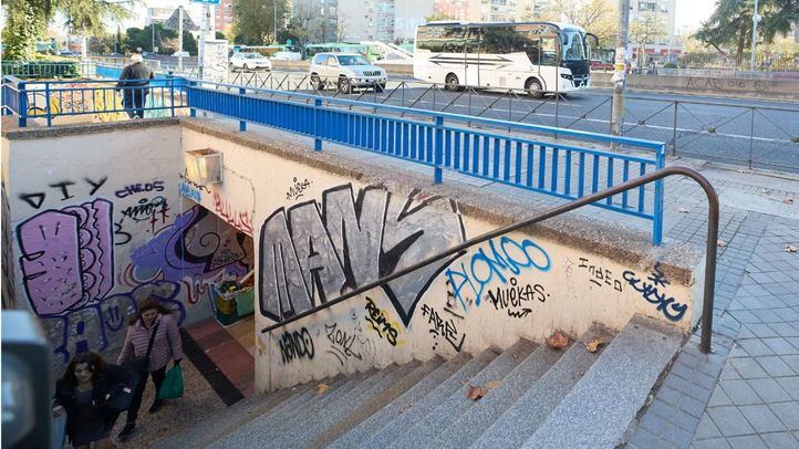 Dos personas en la entrada del paso subterráneo de la A-5 en Padre Piquer