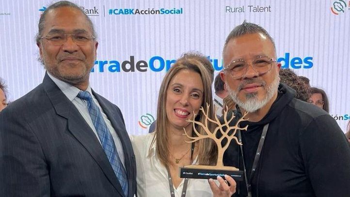Los socios fundadores con el reconocimiento de CaixaBank.