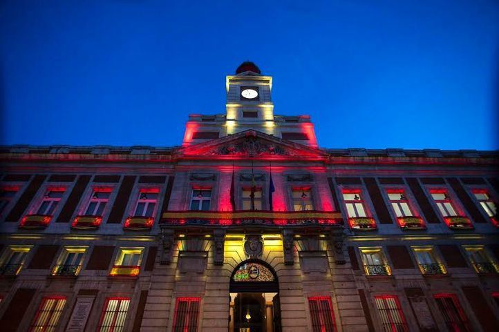 La Real Casa de Correos iluminada con los colores de la bandera de España.