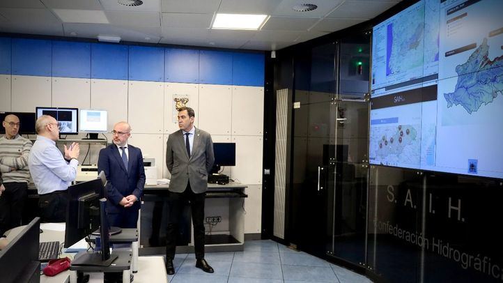 El delegado del Gobierno en Madrid, Francisco Martín, en su visita a las instalaciones de la Confederación Hidrográfica del Tajo