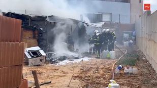 Bomberos extinguen un incendio en un chalet de Torrejón de Ardoz