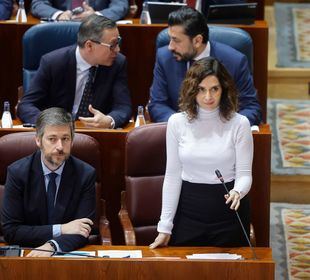 La oposición reclama la dimisión de Ayuso por su gestión del Covid