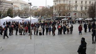 Madrileños esperan tres horas de fila en Cibeles para conocer la salud de sus riñones