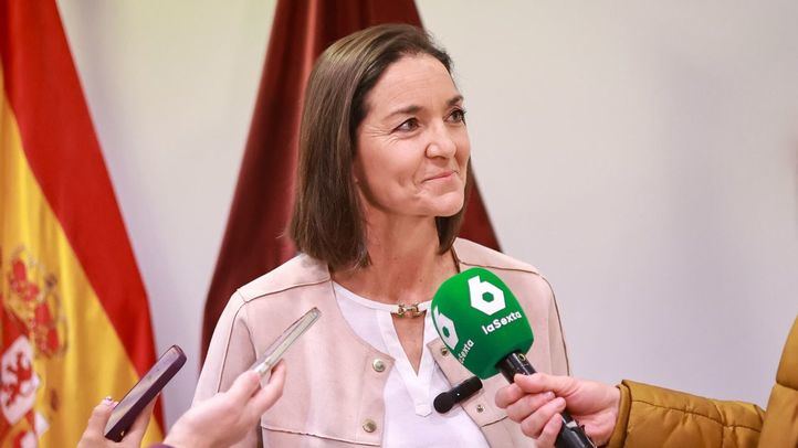 Reyes Maroto atendiendo a los medios de comunicación