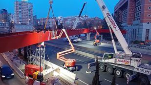 La vía de servicio de la A-2, cortada el domingo para instalar una pasarela peatonal