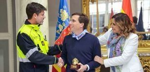Valencia entrega a Almeida el casco de honor de los bomberos por la ayuda de Madrid en la DANA
