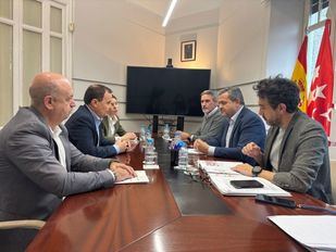 El alcalde de Coslada, Ángel Viveros, mantiene una reunión con el consejero de Vivienda, Transportes e Infraestructuras, Jorge Rodrigo