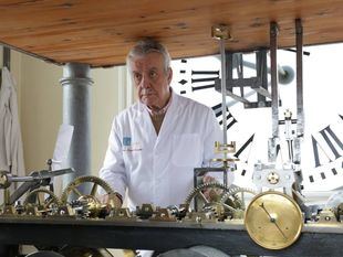 El reloj de la Puerta del Sol cuenta las horas para frenar sus manecilla s