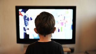 Niño frente a la televisión