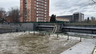 Alerta por la crecida del Manzanares y cierre de parques en Madrid