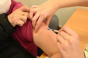 La Comunidad vacunará a mayores y adultos vulnerables frente al virus respiratorio sincitial