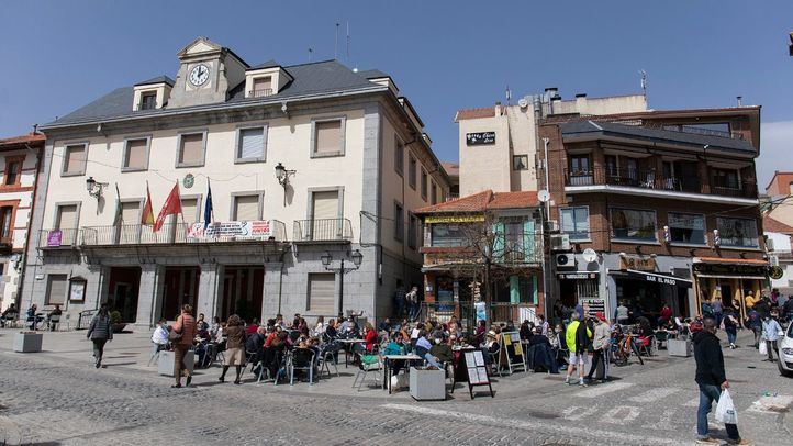 Una terraza llena de gente durante el primer día del puente de Semana Santa, en el Ayuntamiento de Cercedilla, a 1 de abril de 2021