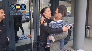 Agentes de la Policía Nacional salvan la vida de un bebé que no podía respirar