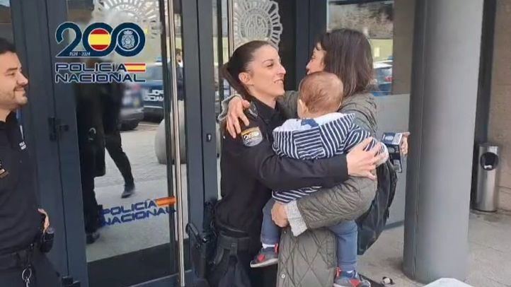 Policías salvan la vida de un bebé que no podía respirar