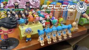 Incautados en una tienda de Usera más de 11.100 muñequitos infantiles de colección falsificados