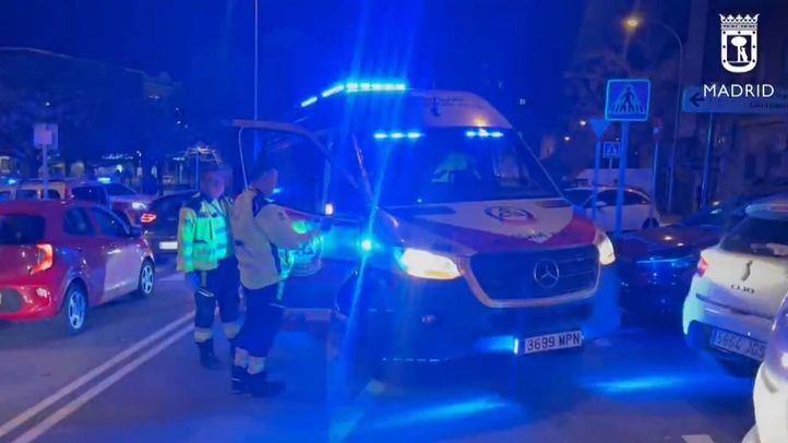 Sanitarios atienden a un joven herido por arma de fuego en Carabanchel