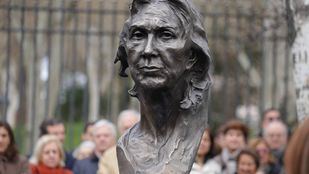 Madrid rinde homenaje a Ana María Vidal-Abarca con un busto en El Retiro